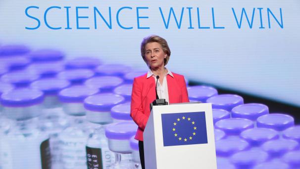 <p>Ursula von der Leyen, EU-Kommissionspräsidentin, spricht während einer Pressekonferenz bei ihrem Besuch eines belgischen Impfstoffwerks des US-Herstellers Pfizer, Produzent des Corona-Impfstoffs Pfizer/Biontech.</p>