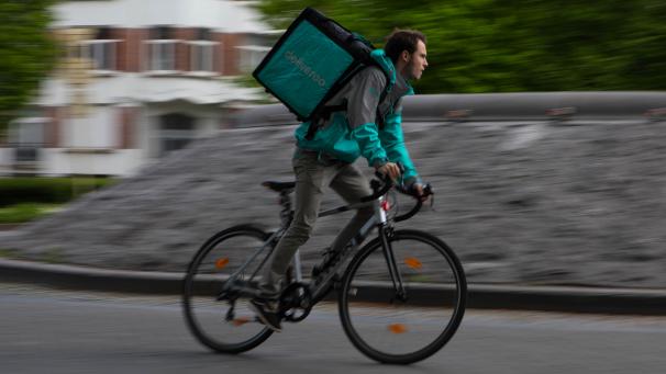 <p>Deliveroo ist ein britischer Online-Lieferdienst, der seine Kunden mit Gerichten aus verschiedenen Partner-Restaurants beliefert – überwiegend mit dem Fahrrad.</p>