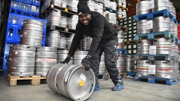 <p>Danny Küppers Mitarbeiter Antoine packt mit an: In dem Getränkehandel auf der Domäne gibt es trotz der Wiedereröffnung der Außenterrassen aber nicht viel mehr Arbeit als in den letzten Wochen.</p>