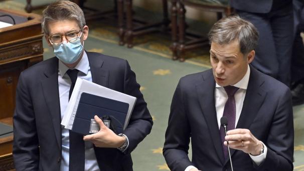 <p>Premier De Croo (r.) und Arbeitsminister Dermagne verteidigten im Kammerplenum den in der Regierung erzielten Kompromiss.</p>