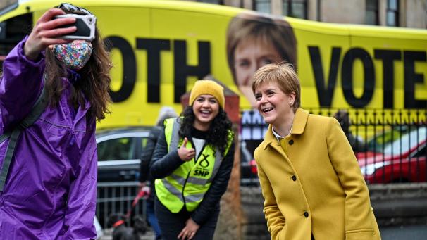 <p>Nicola Sturgeon (rechts), Erste Ministerin von Schottland und Vorsitzende der Schottischen Nationalpartei (SNP), und die Wahlkandidatin Roza Salih machen gemeinsam einer anderen Person ein Foto. Die SNP hofft auf eine absolute Mehrheit.</p>