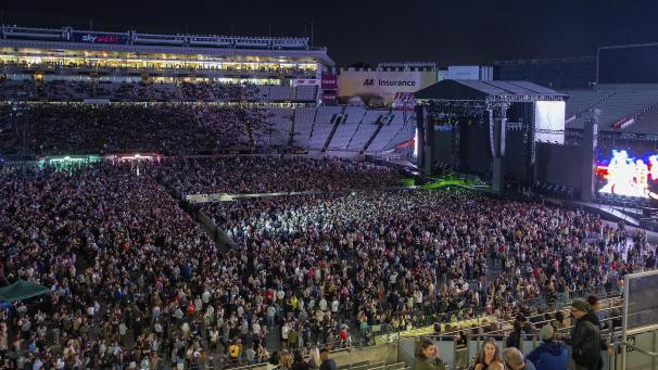 <p>Rund 50.000 sammelten sich Ende April im Eden Park zu einem Konzert der Band Six60. Neuseeland hat als eines der wenigen Länder die Corona-Pandemie eingedämmt, was Großveranstaltungen möglich macht.</p>