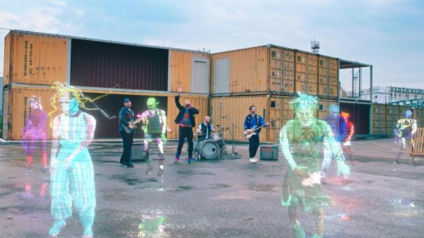 <p>Das undatierte Handout, herausgegeben von Coldplay, zeigt die Band Coldplay bei der Aufführung ihrer neue Single „Higher Power“.</p>