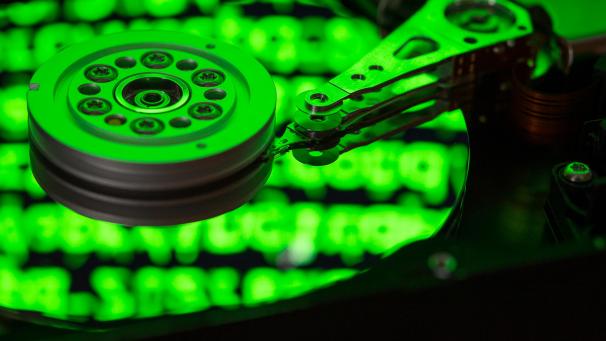 <p>Das Gesetz zur Vorratsdatenspeicherung verpflichtet Telekommunikationsunternehmen und Provider, die Telefondaten ihrer Nutzer präventiv zu erfassen.</p>