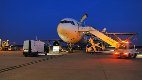 <p>Eine Maschine am Flughafen von Lüttich. Vor allem der nächtliche Lärm stört Anwohner. Sie sollen nun entschädigt werden.</p>