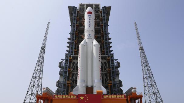 <p>Das Kernmodul der chinesischen Raumstation Tianhe (dt. Himmlische Harmonie) auf der Raket von Typ Langer Marsch 5B-Y2e wird in den Startbereich für Raumschiffe gebracht.</p>