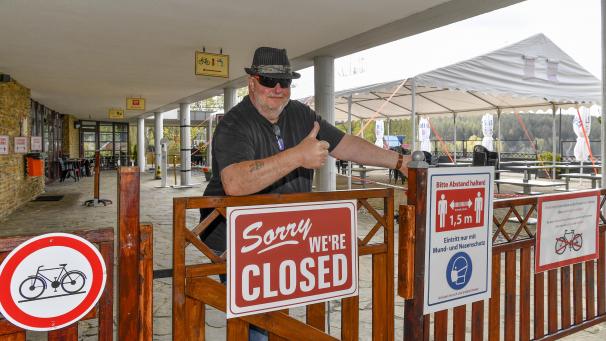<p>Dieter „Liby“ Liebertz hat an der Wesertalsperre den Großteil der Terrasse mit einem Zelt überdacht, damit seine Gäste auch bei Regen nicht die Flucht ergreifen müssen.</p>