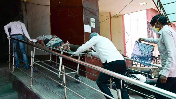 <p>Familienmitglieder verlegen einen Corona-Patienten in die Level-3-Krankenstation im Swaroop Rani Nehru Hospital in Allahabad.</p>
