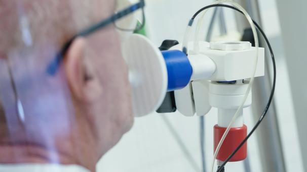 <p>Ein von einer Corona-Erkrankung genesener Patient in einer Lungentest-Kabine einer Klinik.</p>