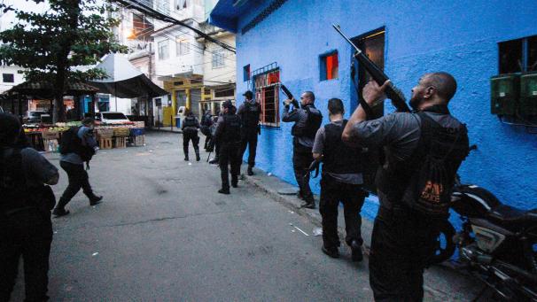 <p>Polizisten führen einen Einsatz gegen Banden in der Favela Jacarezinho durch. Bei dem Einsatz sind mindestens 25 Menschen ums Leben gekommen.</p>