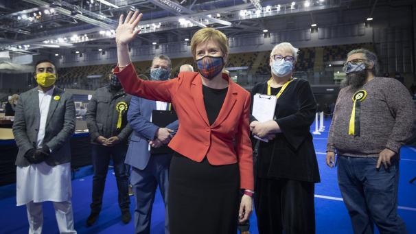<p>Nicola Sturgeon, Erste Ministerin von Schottland und Vorsitzende der Schottischen Nationalpartei (SNP), freut sich über ihren Sieg in ihrem Wahlkreis Glasgow South.</p>