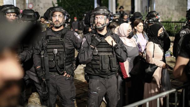 <p>Israelische Sicherheitskräfte stehen während einer Demonstration gegen den geplanten Räumungsprozess im Stadtteil Scheich Dscharrah in der Nähe des Damaskustors der Jerusalemer Altstadt.</p>