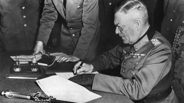 <p>Feldmarschall Wilhelm Keitel, Oberkommandierender der Wehrmacht (1938-45), unterschreibt in Berlin-Karlshorst die Kapitulations-Urkunde der deutschen Wehrmacht.</p>