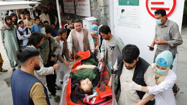 <p>Eine verletzte Frau wird nach dem Anschlag ins Krankenhaus gebracht.</p>