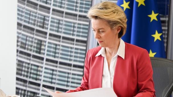 <p>Von der Leyen bekräftigt, dass bis Juli genug Impfstoff zur Verfügung stehen werde, um 70 Prozent der Erwachsenen in der EU zu immunisieren.</p>