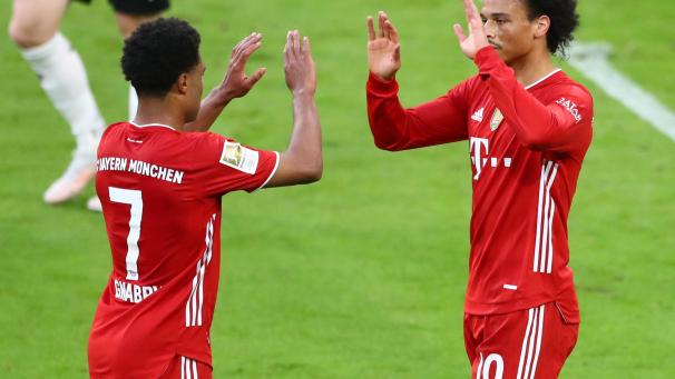 <p>Leroy Sane (r) feiert das 6:0 gegen Gladbach.</p>