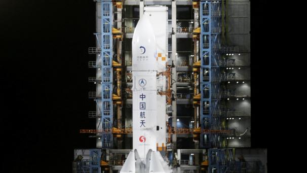 <p>Die Rakete vom Typ „Langer Marsch 5B“ kurz vor dem Start.</p>