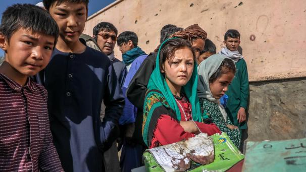 <p>Kinder vor der Schule in Kabul.</p>