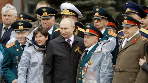<p>Wladimir Putin posiert zusammen mit Veteranen des Zweiten Weltkriegs nach einer Kranzniederlegung am Grab des Unbekannten Soldaten.</p>