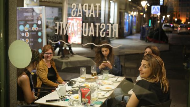 <p>Das Ende des sechsmonatigen Corona-Notstands an diesem Wochenende in Spanien sorgt in vielen Regionen für Verwirrung. Vielerorts gab es am Freitag Streit darüber, welche alten oder neuen Einschränkungen von Sonntag an noch gelten.</p>