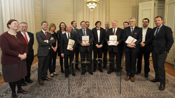 <p>Vorstellung der ausgefertigten Gesetzestexte zur sechsten Staatsreform mit den beteiligten Parteien und damaligen Ministerpräsidenten Anfang Januar 2014. Karl-Heinz Lambertz ist als Fünfter von rechts zu erkennen. Archivfoto: Photo News</p>