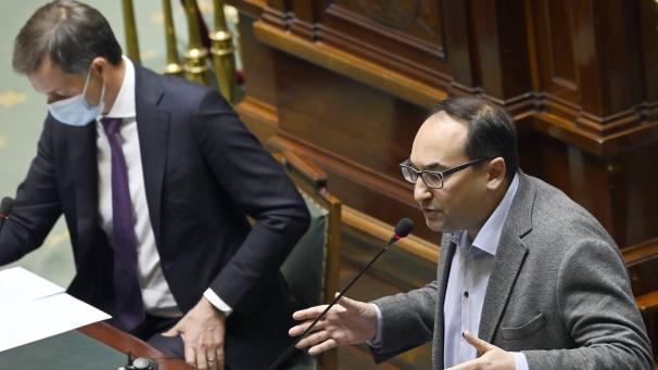 <p>Während Premier Alexander De Croo (l.) am Donnerstag im Kammerplenum still genoss, kostete es PS-Fraktionschef Ahmed Laaouej (r.) einiges an Überwindung, um den geschlossenen Deal zu verteidigen. Seine Partei sitzt zwischen zwei Stühlen.</p>