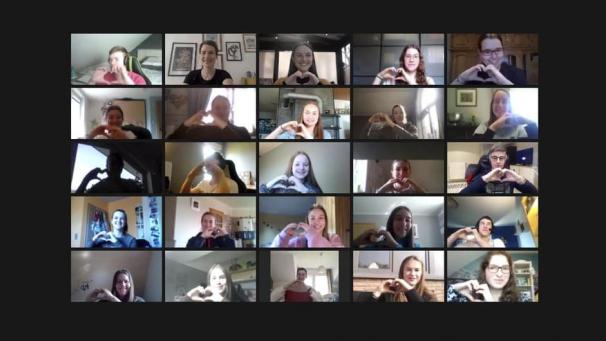 <p>In Zeiten von Corona läuft der Workshop „nur“ im Videochat. Die Schüler performen ihren Text vor der Kamera statt auf der echten Bühne.</p>