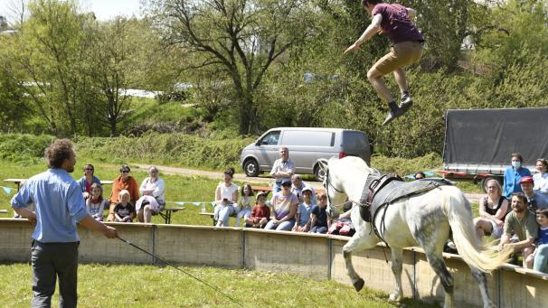 <p>Zu einem entspannten Sonntagserlebnis für Familien mit Kindern wurde der Auftritt der Compagnie Tempo d´École in den Ettersten-Wiesen.</p>