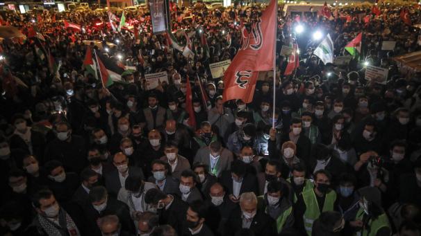 <p>ürkei, Istanbul: Demonstranten von IHH, einer türkischen pro-islamischen Organisation, halten eine Kundgebung vor dem israelischen Konsulat zur Unterstützung der Palästinenser in der jüngsten Runde der Gewalt in Jerusalem. Dutzende von Palästinensern wurden bei gewaltsamen Auseinandersetzungen mit der Polizei in Jerusalem in der Nacht vom 08./09. Mai verwundet, als Muslime Laylat al-Qadr oder die Nacht des Schicksals, die heiligste Zeit des muslimischen Fastenmonats Ramadan, feierten.</p>