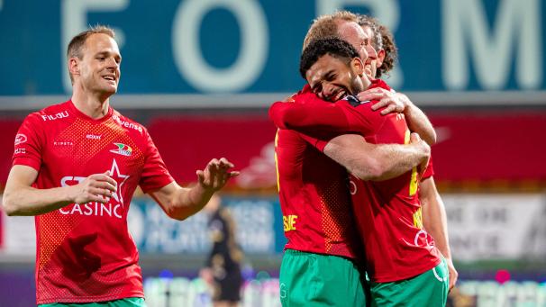 <p>Darf auch im nächsten Jahr mit dem „KVO“ im Fußball-Oberhaus auf Torejagd gehen: Theo Ndicka (ganz rechts).</p>