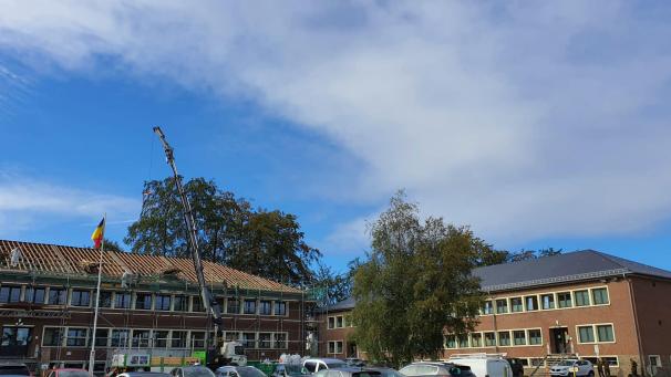 <p>Auf dem Truppenübungsplatz in Elsenborn werden seit über einem Jahr die Gebäudedächer erneuert, weil sie allgemein in einem schlechten Zustand und asbesthaltig waren.</p>