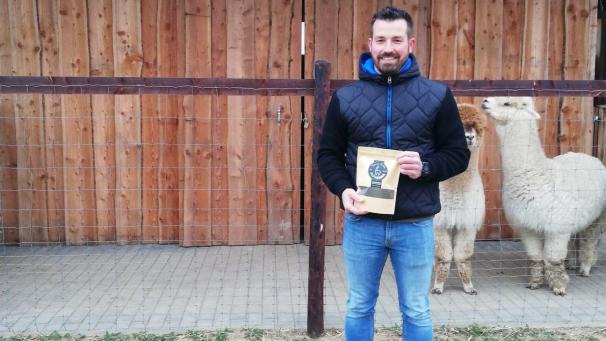 <p>„Farmer Fred’s Alpakaka“ ist in mehreren Blumengeschäften in der Eifel erhältlich. Der Dünger wurde von Agra-Ost analysiert und weist sehr gute Werte auf.</p>