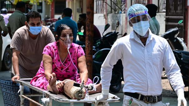 <p>Die Krankenhäuser sind am Limit, die Krematorien auch. Im Kampf gegen die dramatische Corona-Situation in Indien ist keine Entspannung in Sicht.</p>