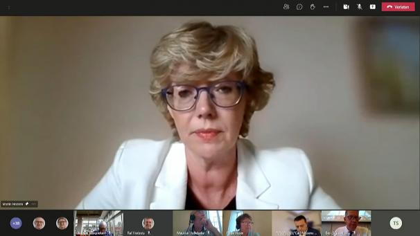 <p>Lässt fürs Erste ihr Amt als Bürgermeisterin ruhen: Veerle Heeren – hier zu sehen bei der digitalen Stadtratssitzung am Montagabend.</p>