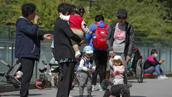 <p>Chinas Bevölkerungswachstum nähert sich der Nulllinie, da weniger Paare Kinder bekommen, gab die Regierung am Dienstag bekannt, was die Belastung einer alternden Gesellschaft mit schrumpfender Erwerbsbevölkerung weiter erhöht.</p>