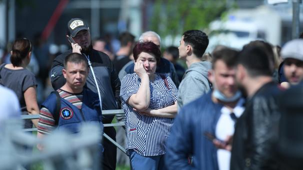 <p>Angehörige der Opfer und Betroffene haben sich vor dem Gymnasium Nr. 175 versammelt.</p>