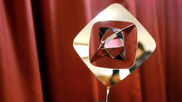 <p>Eine Frau hält den Grimme-Preis in ihrer Hand.</p>