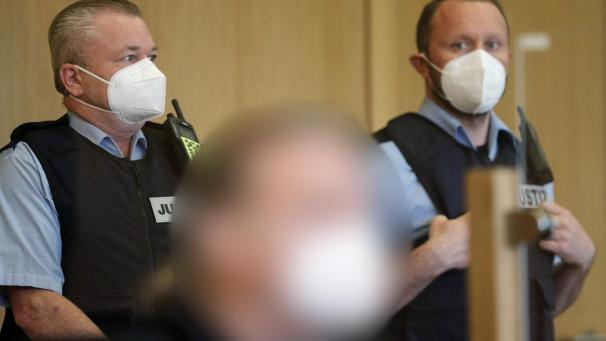 <p>Der Angeklagte (Mitte) sitzt im Gerichtssaal vor Justizangestellten. Fast ein Vierteljahrhundert nach dem Auffinden eines getöteten Mannes in einem Wäldchen am Niederrhein fand der Mordprozess gegen ihn vor dem Landgericht Aachen statt.</p>