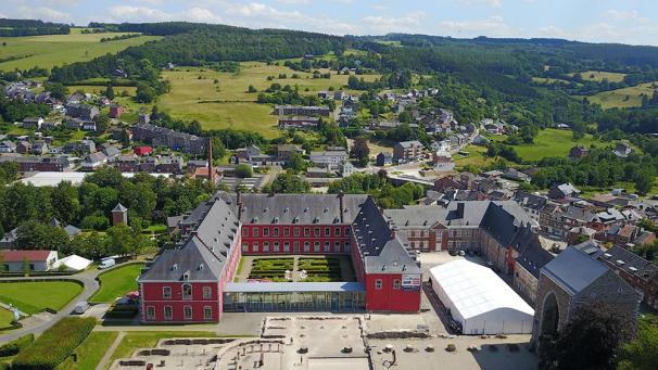 <p>Die 55. Auflage des Sommertheaterfestivals von Stavelot wird größtenteils in einem Zelt auf dem Ehrenhof der Abtei über die Bühne gehen. Ein eigens konzipiertes Luftaustauschsystem soll für coronakonforme Bedingungen sorgen.</p>