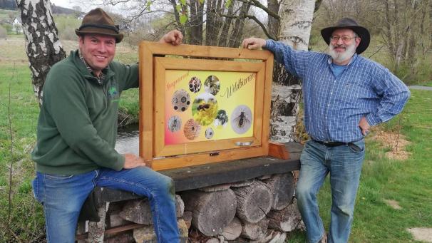 <p>Mike Quaschning und Berthold Müller (rechts) engagieren sich in der VoG Fischereigesellschaft. Sie gehören zu den über 30 Helfern, die die Anlage in Recht hegen und pflegen.</p>
