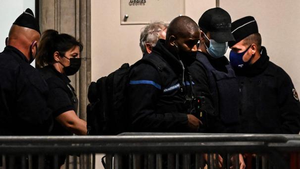 <p>Der verurteilte Nordahl L. (2.v.r.) wird von Justizbeamten aus dem Gerichtsgebäude geführt.</p>