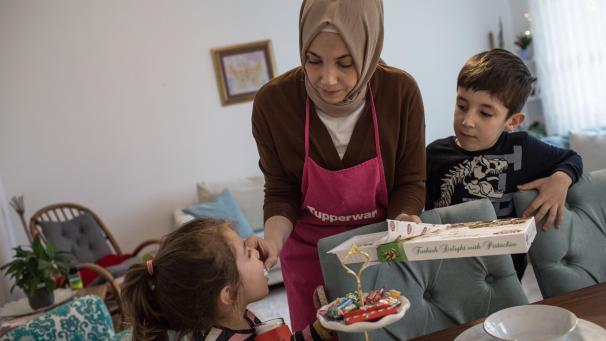 <p>Tagsüber nehmen Gläubige im Ramadan nichts zu sich, erst nach Sonnenuntergang essen und trinken sie beim Fastenbrechen - Iftar - und zwar normalerweise in geselliger Runde.</p>