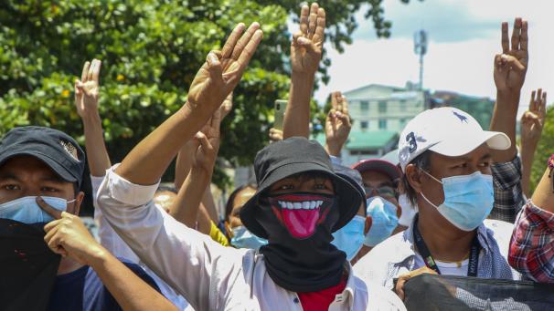 <p>Demonstranten zeigen den Drei-Finger-Gruß, zum Zeichen des Widerstands, bei einer Protestaktion gegen den Militärputsch in Myanmar.</p>