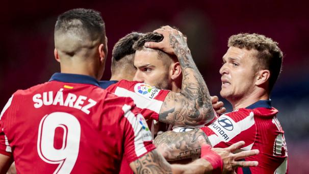 <p>Yannick Carrasco (M.) von Atletico Madrid wird von seinen Mannschaftskameraden für seinen Treffer gefeiert.</p>