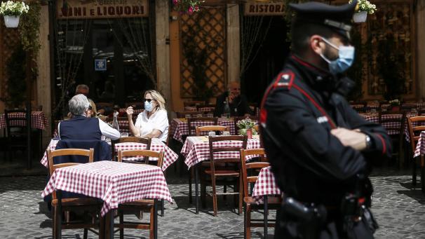 <p>In den Städten Italiens herrscht an den Außentischen vor Bars und Restaurants schon länger gute Stimmung. Mittlerweile ist keine Region des Landes mehr in der Roten Zone mit den strengsten Beschränkungen.</p>