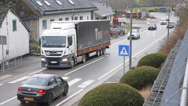 <p>Die CSP-Fraktion im DG-Parlament fordert in einem Resolutionsvorschlag den Bau der N-62-Umgehungsstraße, um die Dörfer vom Transitverkehr nach Luxemburg zu entlasten.</p>