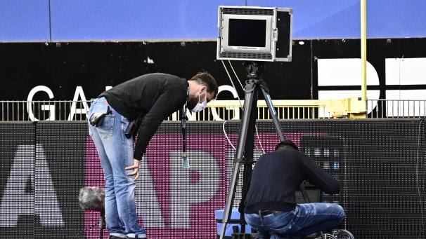 <p>Die Technik neben dem Platz war da, nur die Zentrale nicht: Der VAR-Bus kam verspätet nach Genk.</p>