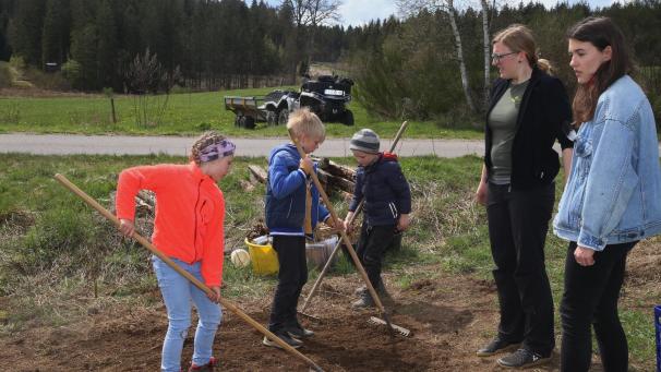 <p>Das Gelände „Flotte Biene“ im Tal der Emmels soll zu einem Paradies für Insekten werden. Nina Brüls und Vanessa Schleiss begutachten hier die Arbeiten der Kinder.</p>