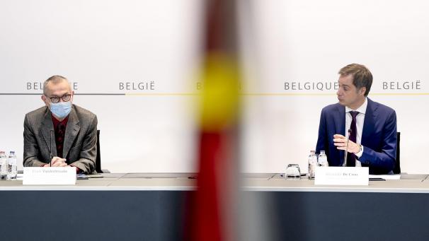 <p>Gewohntes Bild bis vergangenen Dienstag: Premier Alexander De Croo (r.) und Gesundheitsminister Frank Vandenbroucke informieren über die Corona-Schutzmaßnahmen.</p>