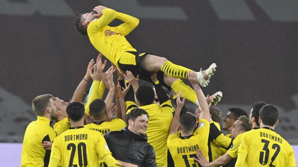 <p>Emotionale Szenen: Łukasz Piszczek wurde von seinen Mitspielern gefeiert.</p>